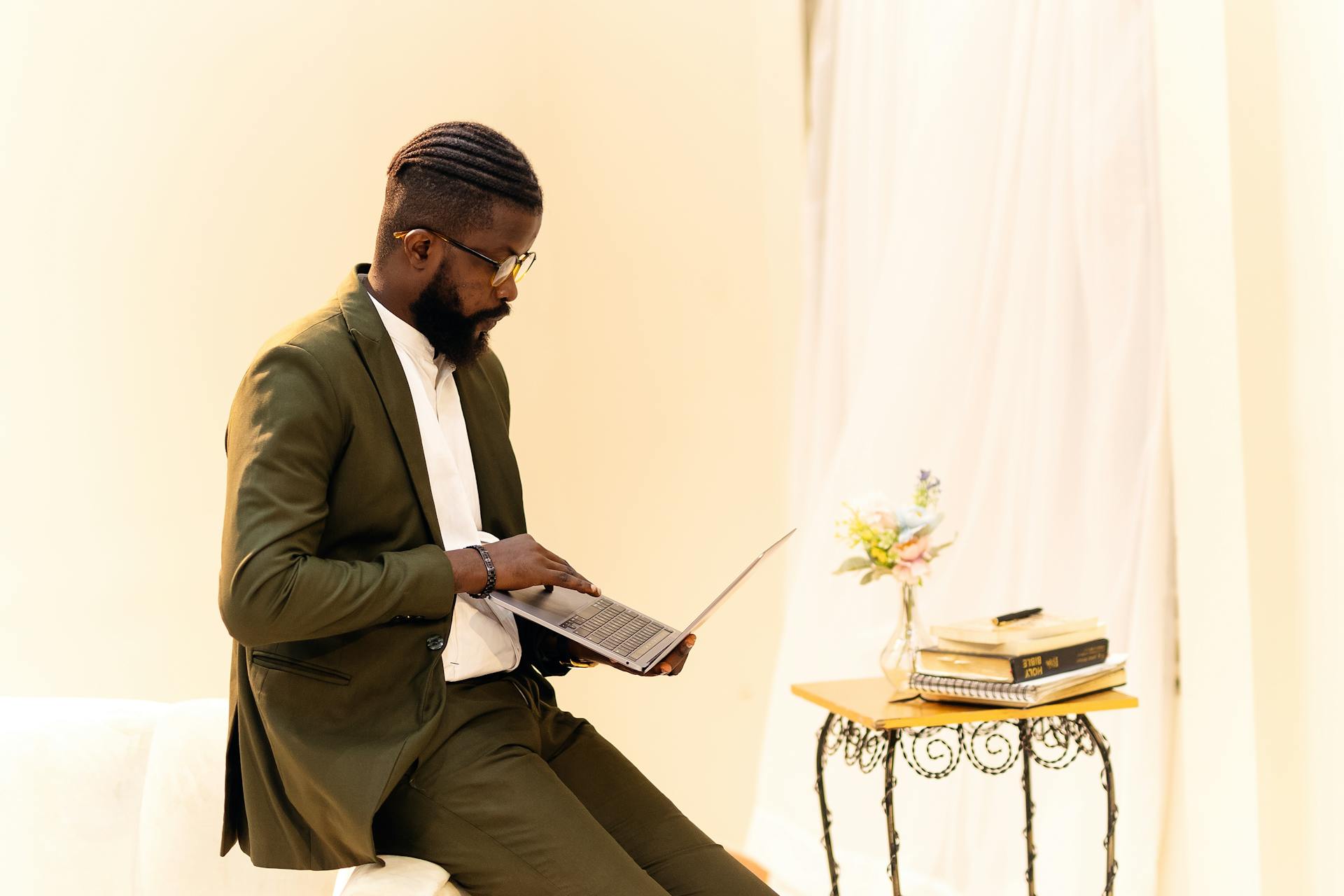 Professionnel africain dans un bureau moderne